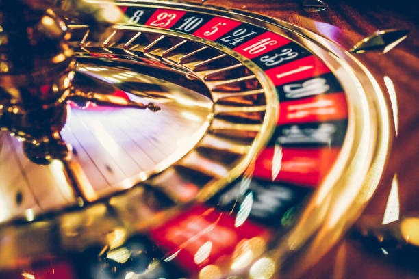 i8 live app showing football markets, live-dealer tables, and slot games